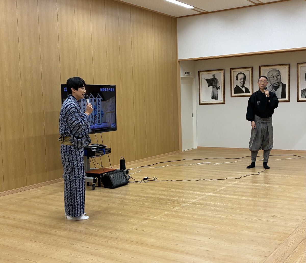 BOYMEN_honda's tweet photo. 第2回「本ちゃんと楽しむ歌舞伎附け打ちの世界」ありがとうございました！

附け打ちの第一人者・山﨑徹さんによる濃密レクチャーで、歌舞伎が更に楽しくなること間違い無しの会になりました。感謝です！
※写真は座学的トークと体験パート、そして実演で荒ぶる本田です。荒ぶりながらも楽しげだなぁ。 https://t.co/tWmEYCuYy9