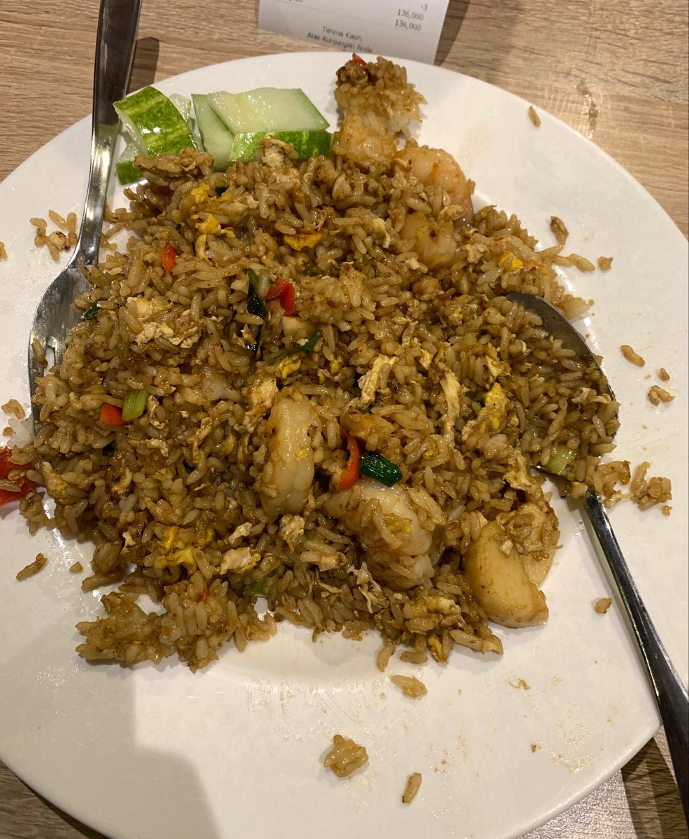 sseeeno's tweet photo. Semua menu nasi goreng Solaria tuh enak. Cuma sayang kenapa gak tambahin kerupuk. https://t.co/jYh1xkqBh4