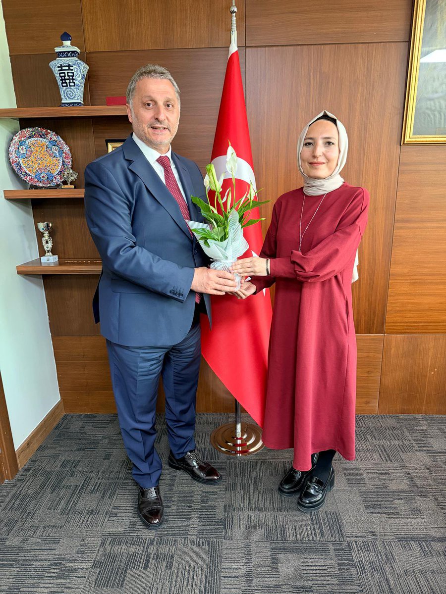 EsraSelvan1's tweet photo. Yakın zamanda umreden dönen ve sivil toplum örgütlerinde beraber yol aldığımız Kıymetli Belediye Başkan Yardımcımız @Husrevmehmet i ziyarette bulundum. Bugünse Beykoz Hak Sahibi Tapu Teslim Töreninde Sayın @murat_kurum Bakanımızı @KarakayaMe81237 le dinliyoruz🌲
#İstanbulBeklemez https://t.co/cSdH1DxLI2