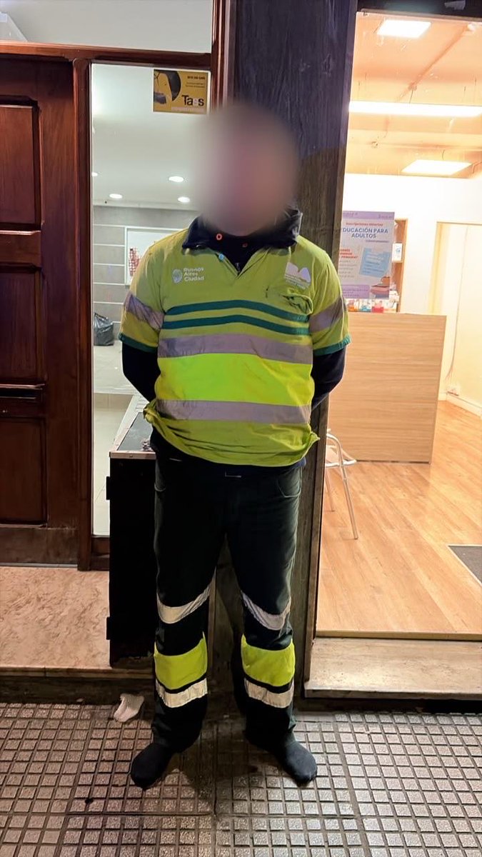 gabrieliezzi's tweet photo. *Falsos recolectores de residuos: La Policía de la Ciudad detuvo a tres ladrones con más de 30 antecedentes tras robar en un comercio de Belgrano*

La Policía de la Ciudad detuvo a tres ladrones con domicilio en la Provincia de Buenos Aires –dos de ellos con más de treinta antecedentes delictivos en total-, quienes robaron una veterinaria del barrio de Belgrano vestidos como recolectores de residuos.

Personal de la Comisaría Vecinal 13 A fue desplazado a la calle Echeverría al 1500, tras ser requerido por un robo cometido en un comercio.

Al arribar al lugar, los tres ladrones, vestidos con indumentaria de recolectores de residuos, intentaron huir a pie, pero fueron alcanzados y reducidos a pocos metros de distancia.

Los delincuentes, domiciliados en el partido bonaerense de José C. Paz, llevaban bolsas de residuos, tarjetas típicas de presentación del personal de trabajadores de limpieza y tres teléfonos celulares.

Los efectivos se entrevistaron con el comerciante que fue víctima del robo, quien indicó que estos ladrones, de 22, 30 y 46 años, habían ingresado al local y, tras amenazarlo, le robaron 120 mil pesos en transferencias bancarias.

Dos de estos delincuentes tenían un amplio prontuario: el de 46 años cuenta con 17 causas, entre las que se destacan varias por robos y una condena vigente por hurto; mientras que el de 30 años posee 14 ingresos, uno de ellos por abuso sexual con sometimiento y otros por robos. 

Además, ambos habían sido demorados en 2025 por extorsionar a conductores para que puedan estacionar.

Intervino la Fiscalía de los Barrios Saavedra-Núñez, a cargo de José María Campagnoli, Secretaría Única del doctor Yungano, que dispuso la detención de los ladrones y el secuestro de los elementos que llevaban.