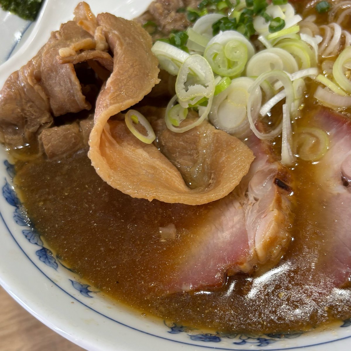 STOMONSTER's tweet photo. 覆めん 花木／東中野
京都鯛作戦Day2
負けられない悪だくみ＋吊るし焼

鯛作戦2日目参戦🚶‍♂️
濃いよ✨しょっぱいよ❣️旨いよ😍
強めに鯛を感じた後色々な出汁が押し寄せとにかく美味ぇ奴😎
売切予想しておにぎり持込むもまだあった🍚
悪肉生卵ご飯を頬張ってスープ啜るとぶっ倒れそうなくらい美味かった☺️ https://t.co/BXIO9oRMAb