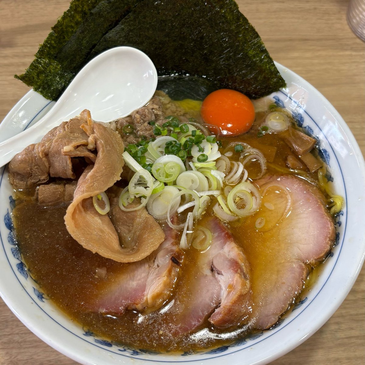 STOMONSTER's tweet photo. 覆めん 花木／東中野
京都鯛作戦Day2
負けられない悪だくみ＋吊るし焼

鯛作戦2日目参戦🚶‍♂️
濃いよ✨しょっぱいよ❣️旨いよ😍
強めに鯛を感じた後色々な出汁が押し寄せとにかく美味ぇ奴😎
売切予想しておにぎり持込むもまだあった🍚
悪肉生卵ご飯を頬張ってスープ啜るとぶっ倒れそうなくらい美味かった☺️ https://t.co/BXIO9oRMAb