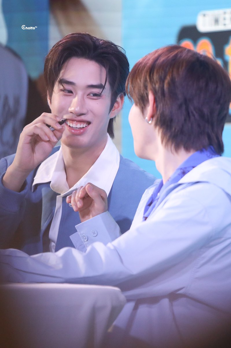 ChottoTH's tweet photo. ไม่ว่าน้องเฟิร์สจะทำอะไรก็จะมีพี่เติ้ลคอยมองด้วยความเอ็นดูตลอดเลยอ่ะ คนที่รักเฟิร์สวันที่สุดก็เติ้ลมติมันท์นี่แหละ 🫠🫠🫠

#SaraanLovexTFO
#TLE_mtm #Firstone   
#เติ้ลเฟิร์สวัน #TleFirstone https://t.co/l9y9p3dTpW