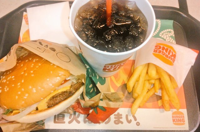 toeic___t's tweet photo. こんばんは🍀
今日は建築士試験でした
ディナーはバーガーキングです
日曜日ゆっくりお過ごし下さい https://t.co/gSKJUNzxNe