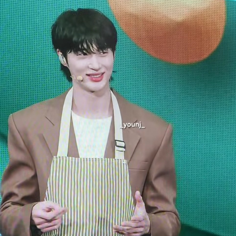 byeonwoonist's tweet photo. the hair... the apron... YES THIS IS LEE WAN Y'ALL https://t.co/sVqILvjEdq