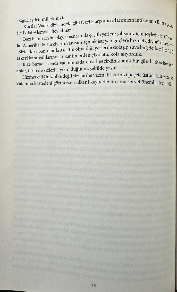 SvetaHuna's tweet photo. "Kısaca konuyu özetlersek TSK (Türk Silahlı Kuvvetleri) ve Türkiye’nin kozmik en elit yapısı olan ÖKK (Özel Kuvvetler Komutanlığı), kuruluş adı Özel Harp Dairesi olan bu çok önemli birliğe 1975 yılından itibaren yapılan psikolojik saldırılar ve bünyesine yapılan sızmalarla 2003 yılında bu kuvvetin yurt dışı saha görevindeki birimini esir alıp çuval giydirmeleri ülkemizin temeline yapılan en büyük yıkım faaliyetidir.

Bunun üstüne Özel Harp bağlantılı unsur olan STK (Seferberlik Tetkik Kurulu) Ankara bölge başkanlığının kozmik odalarına girmek artık yıkımın tüm alanlardaki faaliyetinin açık açık göstergesidir.

Umarım tüm oyunlarda şah-mat oluşumuzun sonu gelir ve birileri Türkiye’nin mücadelesini çok iyi yapar.
Yoksa birkaç daha oyunda şah-mat olursak ülkemizin bölünmez bütünlüğü ortadan kalkar Türk Milleti olarak çok üzülürüz."

4 Temmuz 2003, Sıra Dışı Köşe Yazıları-2, Alp Tufan
