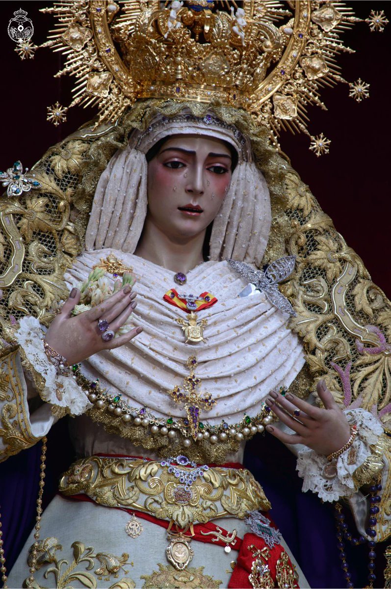 Hdad_Redencion's tweet photo. #RocíoCoronada | «Salve, Sol de la mañana, eres la flor más temprana. Salve, mi dueña y Señora, por Sevilla coronada».

Así se encuentra María Santísima del Rocío Coronada para la Misa Solemne que, con motivo del I aniversario de su Coronación Canónica que conmemoramos este 5 de julio, celebraremos a las 20:30 horas en nuestra Iglesia de Santiago.

Viste para la ocasión la saya de Coronación, diseñada por Gonzalo Navarro y bordada en oro sobre tisú del mismo material por Joaquín Salcedo, y manto de morado, realizado en el pasado año por el taller de la Hermandad, sobre el que reposa la toca de sobremanto bordada por Pepi Maya en el 2002, siguiendo dibujo de Pepe Aguilar.