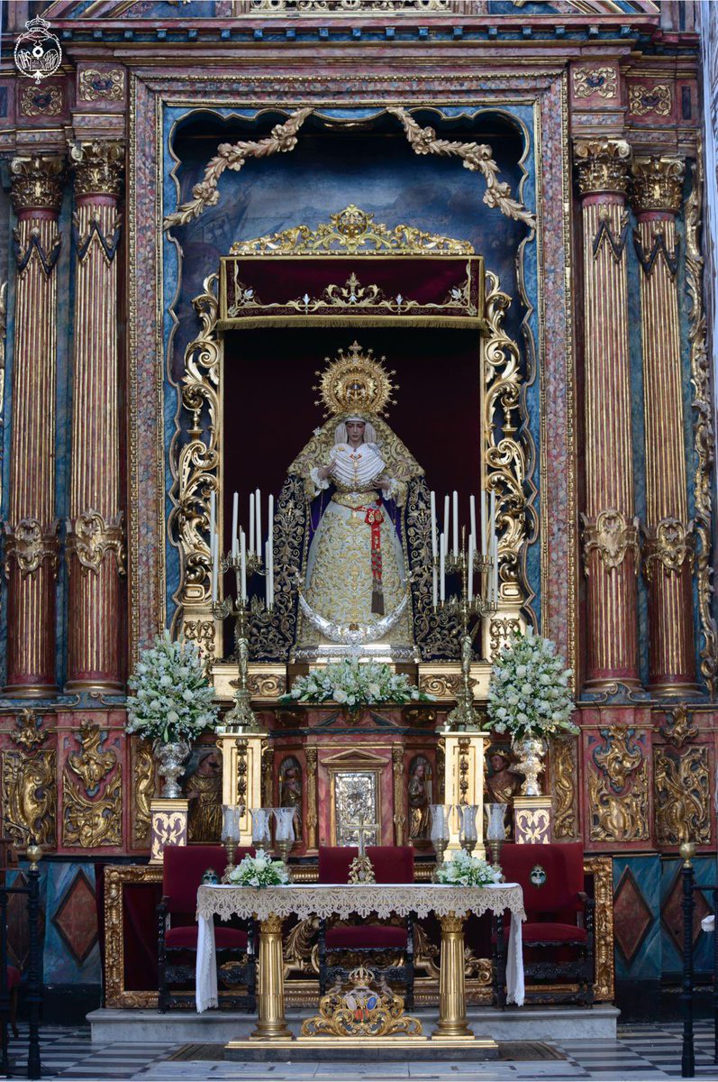 Hdad_Redencion's tweet photo. #RocíoCoronada | «Salve, Sol de la mañana, eres la flor más temprana. Salve, mi dueña y Señora, por Sevilla coronada».

Así se encuentra María Santísima del Rocío Coronada para la Misa Solemne que, con motivo del I aniversario de su Coronación Canónica que conmemoramos este 5 de julio, celebraremos a las 20:30 horas en nuestra Iglesia de Santiago.

Viste para la ocasión la saya de Coronación, diseñada por Gonzalo Navarro y bordada en oro sobre tisú del mismo material por Joaquín Salcedo, y manto de morado, realizado en el pasado año por el taller de la Hermandad, sobre el que reposa la toca de sobremanto bordada por Pepi Maya en el 2002, siguiendo dibujo de Pepe Aguilar.
