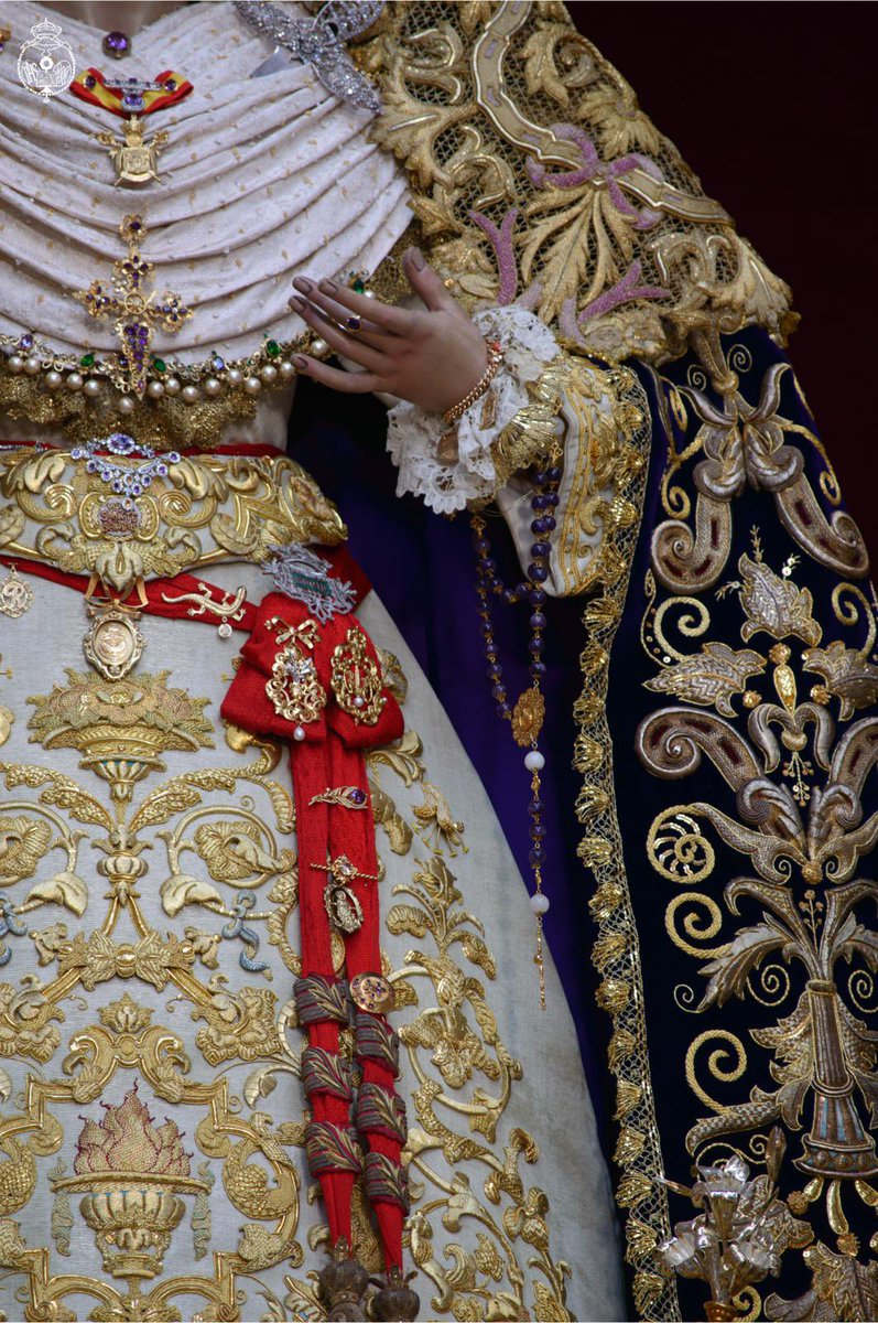 Hdad_Redencion's tweet photo. #RocíoCoronada | «Salve, Sol de la mañana, eres la flor más temprana. Salve, mi dueña y Señora, por Sevilla coronada».

Así se encuentra María Santísima del Rocío Coronada para la Misa Solemne que, con motivo del I aniversario de su Coronación Canónica que conmemoramos este 5 de julio, celebraremos a las 20:30 horas en nuestra Iglesia de Santiago.

Viste para la ocasión la saya de Coronación, diseñada por Gonzalo Navarro y bordada en oro sobre tisú del mismo material por Joaquín Salcedo, y manto de morado, realizado en el pasado año por el taller de la Hermandad, sobre el que reposa la toca de sobremanto bordada por Pepi Maya en el 2002, siguiendo dibujo de Pepe Aguilar.