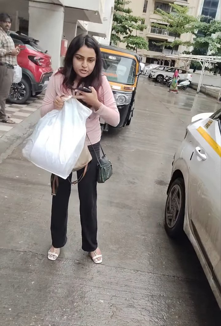 Ayesha786Majid's tweet photo. एक लड़की ने कैब बुक की और आराम से अपनी मंजिल तक पहुंच गई,

लेकिन जब किराया देने का समय आया, तो App में दिख रहा पूरा बिल देने से मना कर दिया,

ड्राइवर ने ��हा कि App में जितना किराया दिख रहा है, उतना तो देना पड़ेगा,

इसके बाद वह ड्राइवर बोली, नहीं दूंगी, जो करना है कर..Read news https://t.co/pFzq8yoR5O