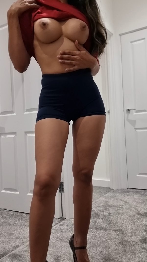 SerenaMann69's tweet photo. Subscribers to my Onlyfans get this Free Video Wednesday 😘🫦 Oh and its fucking free to sub, so literally stop being gay and wank over my brown tits!

https://t.co/Zcl8APLR5j https://t.co/D5WOnAf4X2