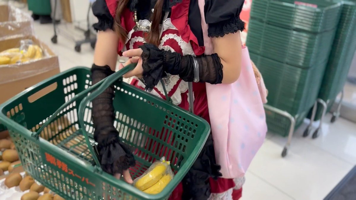 _himawarisan's tweet photo. スーパーにて
お友達が撮ってくれた気取ってない日常✨

【業スーにロリィタ‼️】
そういえば、ロリィタの時日常のお写真って、なかなか撮らないからなんだか貴重ですね☺️
新鮮かな〜？？？

もちろんロリィタでもスーパー行きますよ👍 https://t.co/YPb4BH0W49