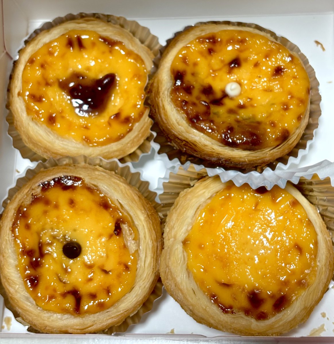 s01rnsn's tweet photo. 美味しいと噂の蛋撻屋さんにさちこさんに連れて行ってもらったんだけどめちゃ美味しい！！🥹💖フォロー&amp;ストーリー投稿で無料で1個くれた〜！チョコが最高すぎる好きだ…！🍫5個買って夜ご飯に全部食べちゃった😋ソルティなんとかってやつ売り切れだったので今度食べたい！ https://t.co/skC7rVgDFw