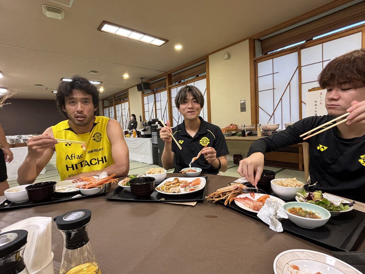 REYSOL_Official's tweet photo. 🟡26/27CAMP DAY1⚫️
本日の夕食では柏商工会議所様よりずわいがにの差し入れをいただきました🦀
明日から本格的なトレーニングが始まりますが、みんなで頑張れそうです💪
ありがとうございました🙇‍♂️

#柏レイソル #レイソル2627網走キャンプ https://t.co/l7Mk9srzYE