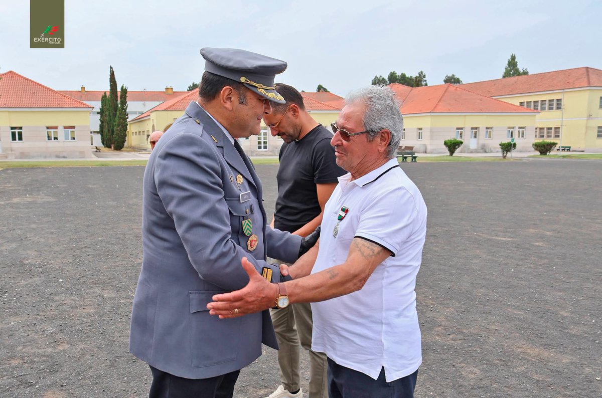 Exercito_pt's tweet photo. 🫡 O passado inspira o futuro

👉 A Escola de Sargentos do Exército foi palco da Cerimónia de Apresentação dos Símbolos Nacionais ao 1.º Curso de Formação de Sargentos em Regime de Voluntariado e de Contrato de 2026, que integrou igualmente a imposição de condecorações a Antigos Combatentes.

🇵🇹 Ao longo da sessão, foi apresentada aos formandos a evolução histórica da Bandeira Nacional, bem como o Estandarte Nacional da Escola, culminando com a entoação do Hino Nacional.

🏅 A homenagem aos Antigos Combatentes recordou que os valores do Exército se perpetuam através do exemplo, da dedicação e da memória de quem serviu Portugal.

👫 A iniciativa contou igualmente com a presença de crianças e adultos da Infancoop de Caldas da Rainha, aproximando as novas gerações da história, dos símbolos nacionais e dos valores que unem a Instituição.

Desde sempre a honrar Portugal!
#ExércitoPortuguês #ESE #1CFSRVRC #Legado_Histórico #Potencial_Humano #Dever_Memória #Honra