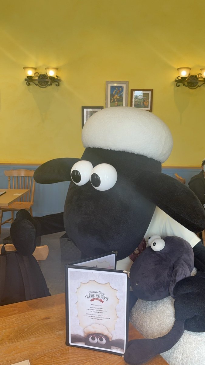shaunvillage_jp's tweet photo. 昨日のショーンは
何を食べるか迷っているヘーゼルに
これがおすすめだよ！と教えてあげていました🐏💕

次回は7/14(水) 13:30から
ひつじのショーンが店舗にやってきます！！

店内ご利用の方はショーンと一緒に
写真撮影ができます！📷💭

皆さまのご来店
ショーンたちとお待ちしております🐏🏠 https://t.co/KISYx9jIwK