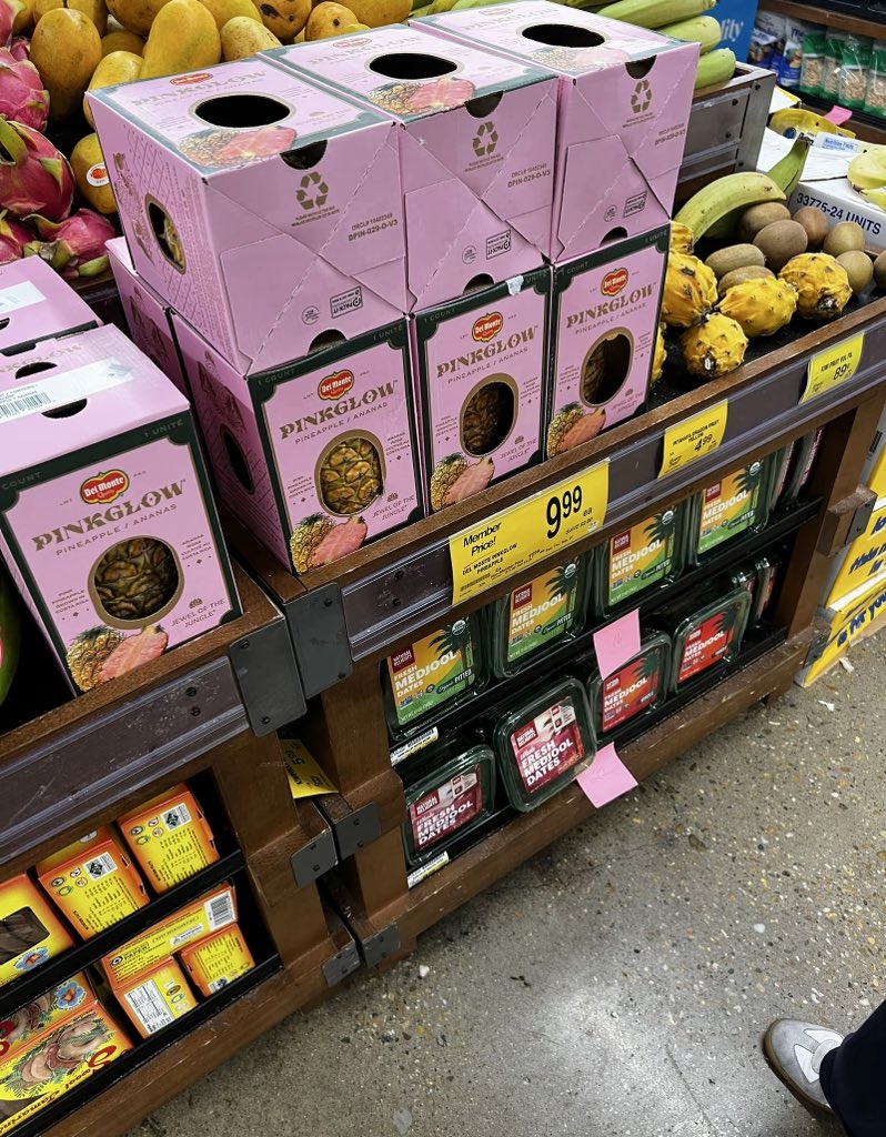 Markvj3t5's tweet photo. A Pinkglow pink pineapple costs just $10 at US grocery stores, but it sells for nearly 700 yuan in China — that’s almost a 10x price gap. https://t.co/lsnktV0yG6