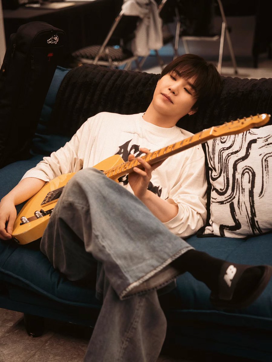 DataAgustD's tweet photo. GUITARIST YOONGI WITH HIS NEW GUITAR 🥹 

🐱🎸 https://t.co/Tx3BbaK6H4