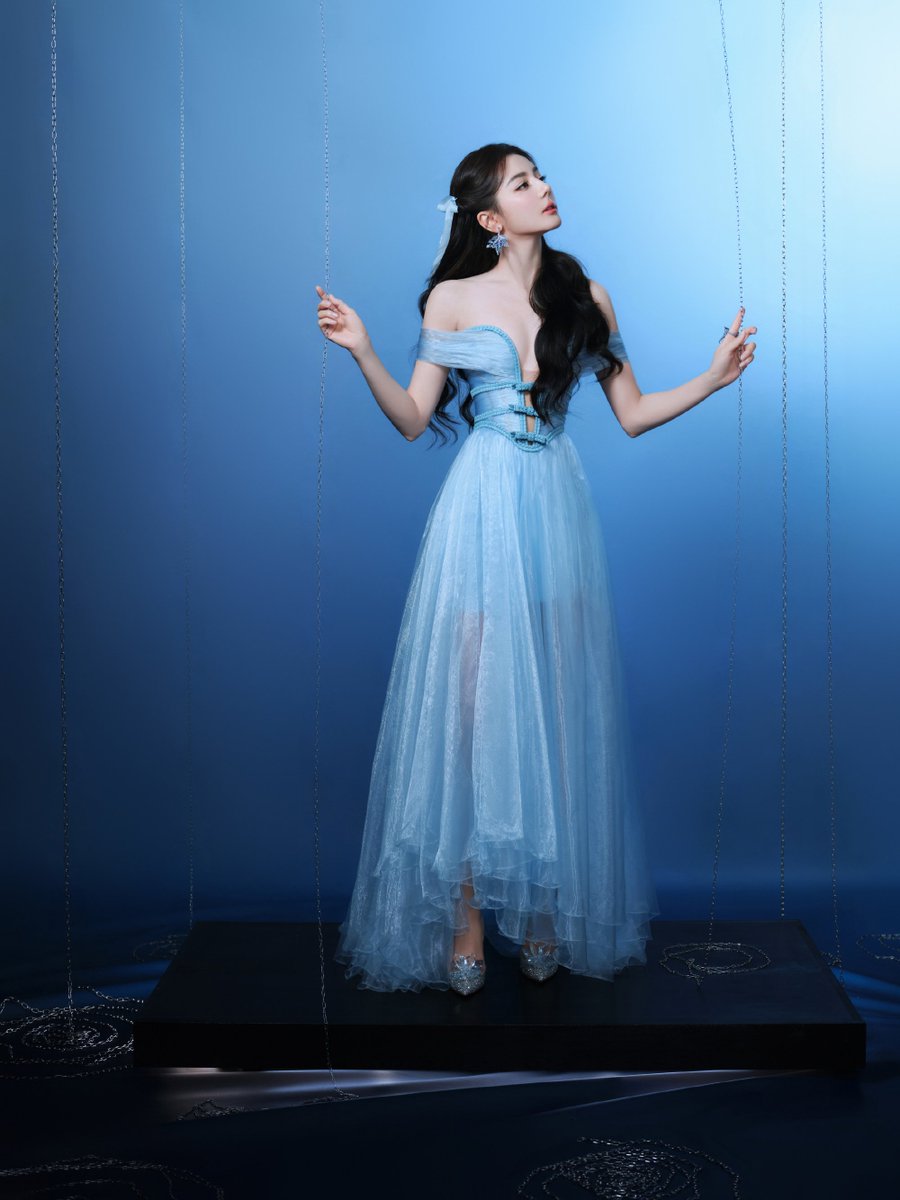 C_EntWomen's tweet photo. Dilireba's photoshoot for ANMUXI brand event, wearing a dress from AADNEVIK AW26 collection 

[ #Dilraba #迪丽热巴 ] https://t.co/H0t0jhBZqC