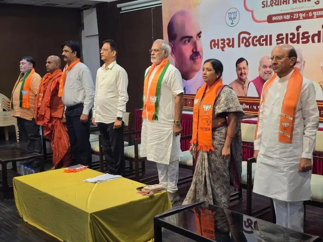 DevendrasinhVa8's tweet photo. ડૉ. શ્યામા પ્રસાદ મુખર્જીના 125મા જન્મજયંતી વર્ષ નિમિત્તે ભરૂચ જિલ્લા ભાજપ દ્વારા પૂર્વ પ્રદેશ મહામંત્રીશ્રી શબ્દશરણભાઈ બ્રહ્મભટ્ટ ની અધ્યક્ષતામાં આયોજિત "કાર્યકર્તા સંમેલન" માં ઉપસ્થિત રહી સંગઠનને વધુ મજબૂત બનાવવા, રાષ્ટ્રપ્રથમની ભાવના સાથે કાર્ય કરવાની દિશામાં પ્રેરણાદાયી https://t.co/5u0U0jLiWE