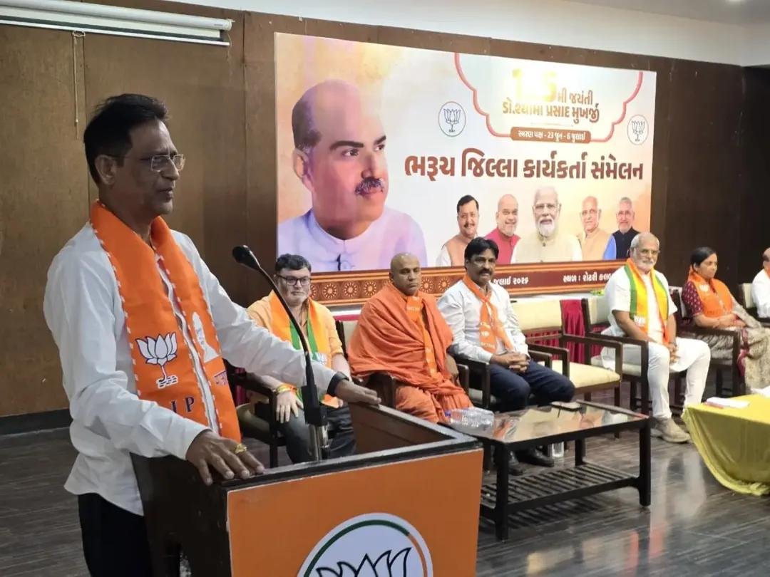 DevendrasinhVa8's tweet photo. ડૉ. શ્યામા પ્રસાદ મુખર્જીના 125મા જન્મજયંતી વર્ષ નિમિત્તે ભરૂચ જિલ્લા ભાજપ દ્વારા પૂર્વ પ્રદેશ મહામંત્રીશ્રી શબ્દશરણભાઈ બ્રહ્મભટ્ટ ની અધ્યક્ષતામાં આયોજિત "કાર્યકર્તા સંમેલન" માં ઉપસ્થિત રહી સંગઠનને વધુ મજબૂત બનાવવા, રાષ્ટ્રપ્રથમની ભાવના સાથે કાર્ય કરવાની દિશામાં પ્રેરણાદાયી https://t.co/5u0U0jLiWE