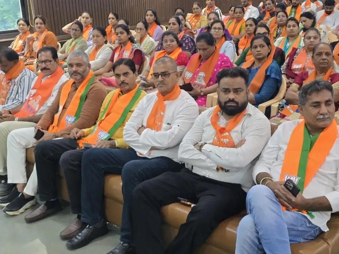 DevendrasinhVa8's tweet photo. ડૉ. શ્યામા પ્રસાદ મુખર્જીના 125મા જન્મજયંતી વર્ષ નિમિત્તે ભરૂચ જિલ્લા ભાજપ દ્વારા પૂર્વ પ્રદેશ મહામંત્રીશ્રી શબ્દશરણભાઈ બ્રહ્મભટ્ટ ની અધ્યક્ષતામાં આયોજિત "કાર્યકર્તા સંમેલન" માં ઉપસ્થિત રહી સંગઠનને વધુ મજબૂત બનાવવા, રાષ્ટ્રપ્રથમની ભાવના સાથે કાર્ય કરવાની દિશામાં પ્રેરણાદાયી https://t.co/5u0U0jLiWE