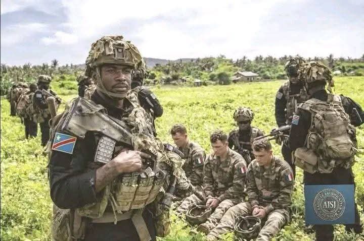 Nyamuhombeza's tweet photo. 🚨🔴L'ALLIANCE #MACRON_KAGAME🇫🇷🇷🇼 CONTRE LA #RDC🇨🇩. LE PRÉSIDENT #FATSHI🇨🇩 PREND LE DESSUS 🫵🫵🫵🫵👇👇👇👇👇

L'ULTIMATUM DE #TSHISEKEDI🇨🇩 QUI FAIT TREMBLER L’ÉLYSÉE💪💪💪💪💪💪

La géopolitique des Grands Lacs traverse une zone de fortes turbulences, mettant en lumière le jeu ambigu de la France dans la crise sécuritaire en République Démocratique du Congo. 

Qu’est-ce qui se passe réellement entre Emmanuel Macron et Paul Kagame ? Entre la France et le Rwanda, les observateurs décèlent les contours d'une alliance profondément contestée, oscillant entre le fardeau d'une culpabilité historique liée au passé colonial et au génocide de 1994, et les soupçons de cupidité économique autour du contrôle des immenses ressources minières de la RDC.

Cette diplomatie de l'ombre suscite de vives indignations dans la région. De nombreuses voix s'élèvent pour dénoncer ce qu'elles qualifient de complicité passive, voire d'appui dissimulé aux ambitions de Kigali. 

Après le départ annoncé d'Emmanuel Macron du pouvoir en 2027, la France pourrait bien être confrontée aux révélations de cette politique africaine controversée. Les critiques affirment que l'exécutif français est allé jusqu'à fermer les yeux, ou pire, à laisser des soldats et des mercenaires français opérer sur le terrain pour préserver les intérêts rwandais dans la région stratégique et minière des Kivu.

Cette posture expose Paris à des revers majeurs, l'obligeant à des manœuvres diplomatiques humiliantes. Des rapports indiquent que la diplomatie française aurait été contrainte de solliciter secrètement la médiation de l'Afrique du Sud pour dénouer des crises militaires provoquées par la présence des soldats francais sur le sol congolais, illustrant l'impasse d'une stratégie jugée hypocrite. 

Ce double jeu risque également de crisper les relations avec les États-Unis. En brouillant les cartes à l'Est de la RDC, la France fait obstruction aux objectifs de Washington, qui cherche à stabiliser la région et à sécuriser l'approvisionnement en minerais critiques.

Le point de rupture semble désormais atteint à Kinshasa, où les autorités ont décidé de durcir le ton face à Paris. Le président congolais Félix Tshisekedi oppose un refus catégorique à la libération des éléments en uniforme capturés dans les zones de conflit à Rubaya et Minembwe.

Loin de céder aux pressions confidentielles, Kinshasa pose un ultimatum clair à l'Élysée : pour obtenir moindre élargissement, Emmanuel Macron doit exiger et obtenir de son allié Paul Kagame le retrait immédiat et sans condition des troupes rwandaises du territoire de la RDC.

Le bras de fer est politique, mais il s'apprête à devenir un spectacle médiatique international. Si la France refuse d'exercer cette pression sur Kigali, les autorités congolaises préparent une riposte judiciaire implacable. Les détenus français seront formellement traduits devant la cour militaire congolaise. Ce procès, promis à un retentissement mondial, sera largement diffusé par les médias nationaux et internationaux. 

Une telle exposition placerait la politique africaine de la France sous le feu des projecteurs, révélant ses contradictions au grand jour et marquant la fin de l'ère de l'ingérence silencieuse.

Texte de R. Cikala

#rcikala #RDC #FARDC #Wazalendo #FATSHI @Fathsi13 @MartinFayulu  @Presidence_RDC @PatrickMuyaya @Primature
