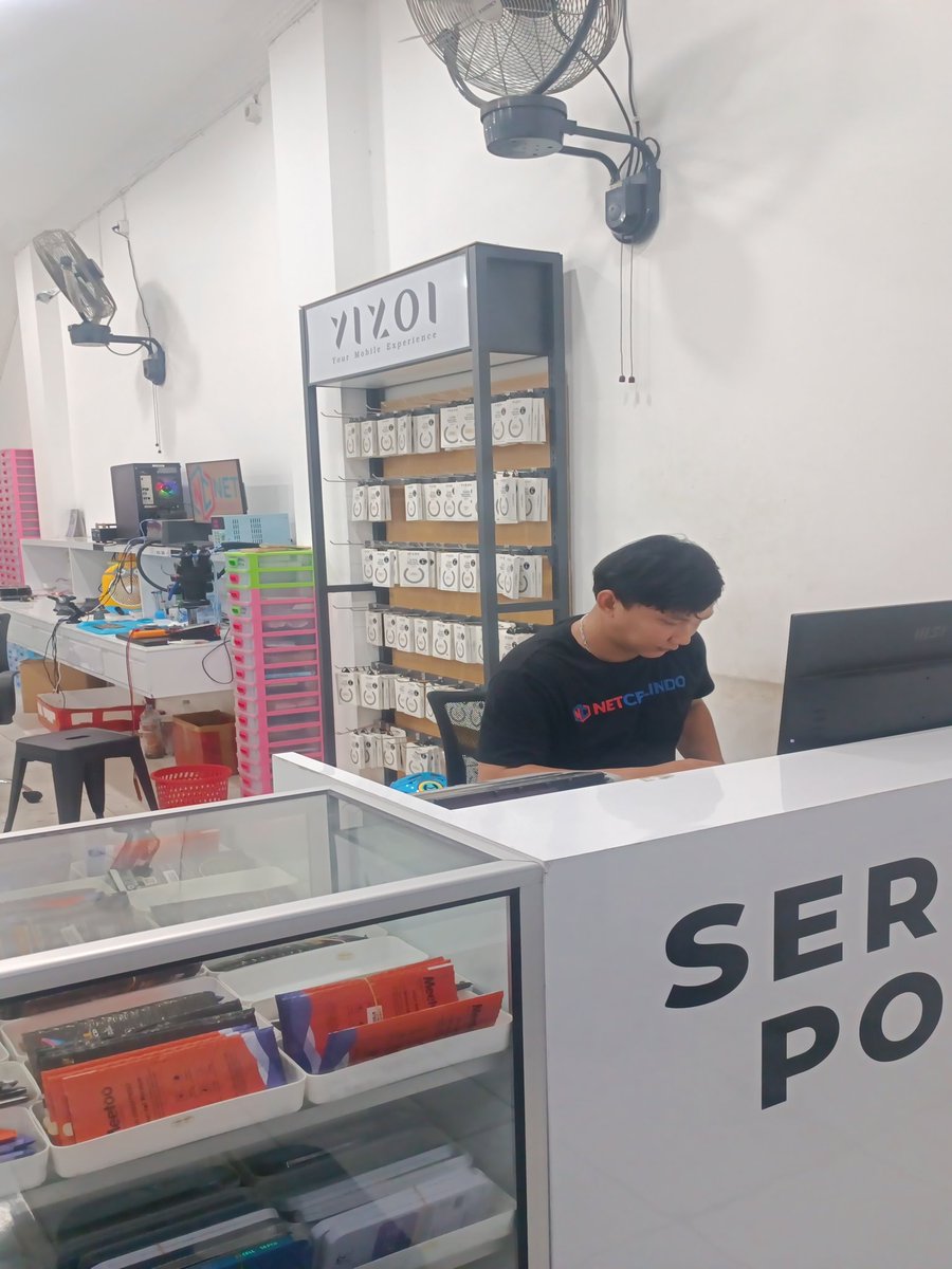 _wk27's tweet photo. ga sampe 15 menit hp nyala kembali.
Pas mau bayar Abang service bilang gausah bayar karena ga ada part yang di ganti.
Kaget sih kok bisa gratis, mau gimana jg ada waktu &amp; jasa yg di pakai, saya kasih tip Abang nya tetap gamau tp saya taro dimeja https://t.co/VG6Gr1z4rC