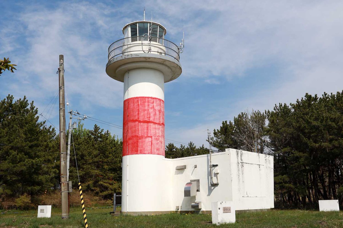 ListofLights's tweet photo. A nice #lighthouse with a debatable paintshop is located in Shizunai/Japan and is one of the #aidstonavigation uploaded of the south coast of Japan's north island Hokkaido. The complete map of all beacons can be found here: https://t.co/LQGaTCd8iu #灯台 @JCG_koho https://t.co/t7mhRBHMVJ