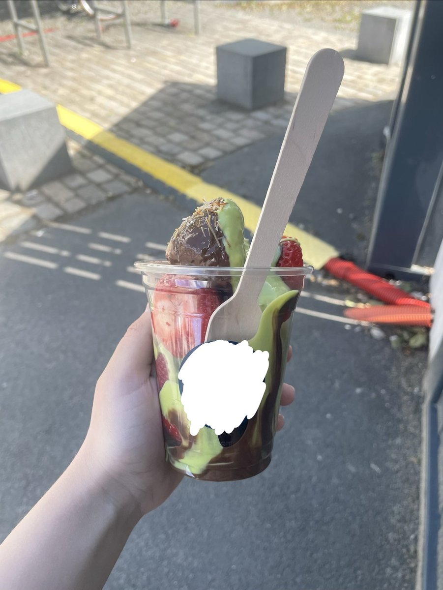 jswirlbub's tweet photo. calorie estimates? my grandma bought it for me and i would feel so bad if i said no😔 https://t.co/D7wXA5VQoS