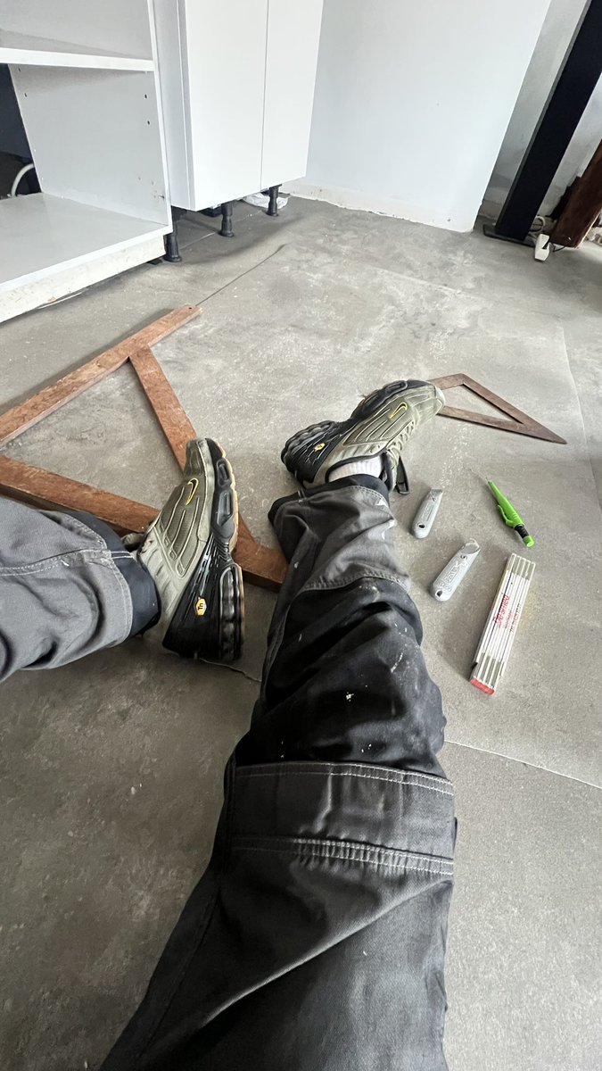 KinkDevill's tweet photo. Gay renovation life in Brussels. 🛠️🏳️🌈
Working in my favorite sneakers and white sports socks. 👟🧦
#GayBrussels #gayRenovation #DIY #HomeProject #gayConstructionLife #Sneakers #NikeTN #WhiteSocks #Sportsocks #SneakerFetish #SockFetish #GayTwitter #GayMen #gayBelgium https://t.co/j5FE4OgJ7e