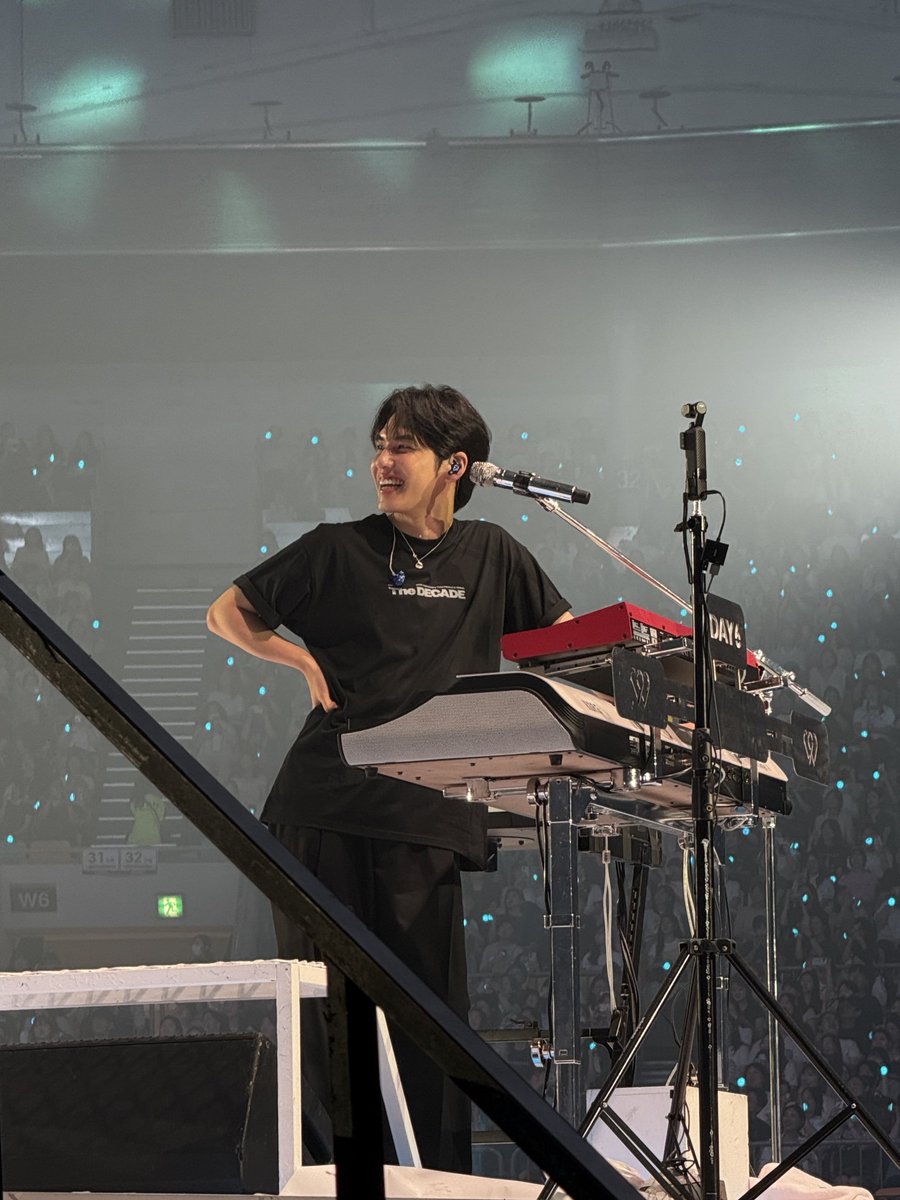 fourevernal's tweet photo. A new addition to my "wonpil can't stand straight" collection!! https://t.co/rhwA3KUpkA