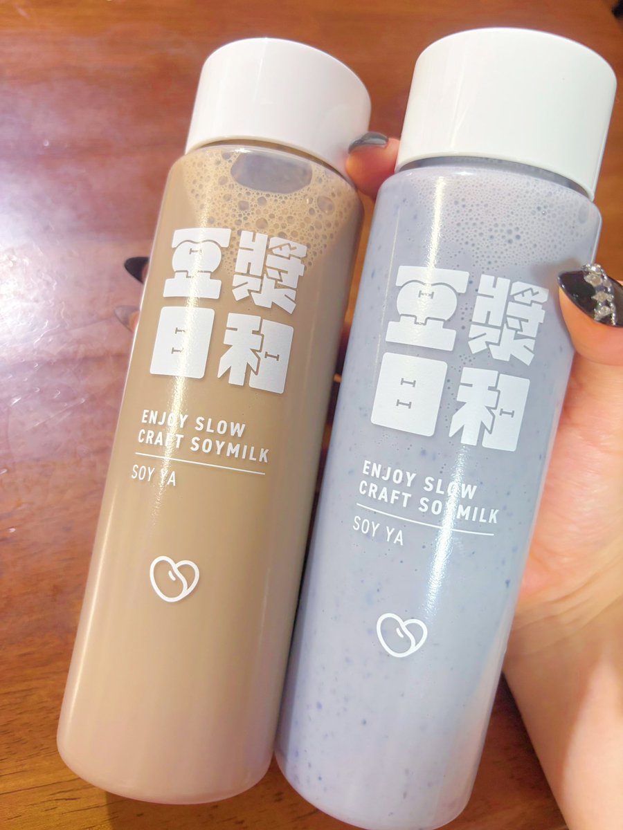 mmccckei's tweet photo. 吉祥寺で列ができてる豆乳専門店があって何か見たことある…と思ったら台湾の｢二吉軒豆乳｣監修と！もう6年も前だけど台湾で飲んでから豆乳好きになったんだよな〜😊✨

試飲もさせてもらえて胡瓜🥒がめちゃくちゃ瓜〜！って感じの味だった😂東方美人茶とブルーベリー買いました✌️ https://t.co/oQMez3OyZ6