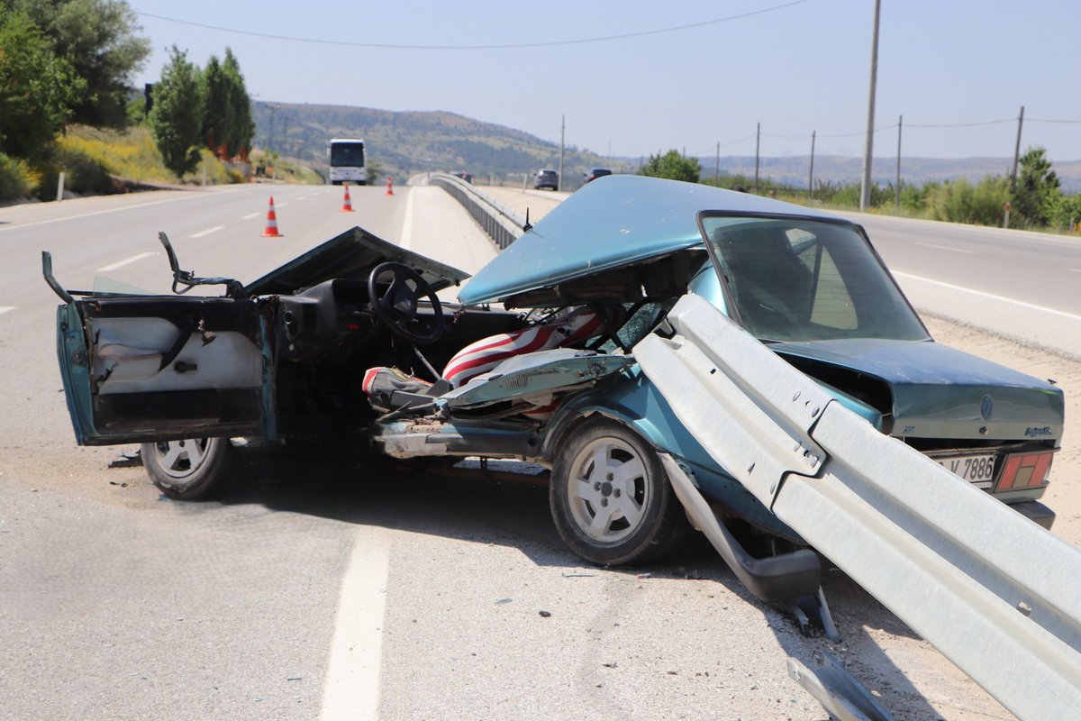 Karaman'da Trafik Kazası: Tofaş Bariyerlere Saplandı, Sürücü Yaralı Kurtuldu