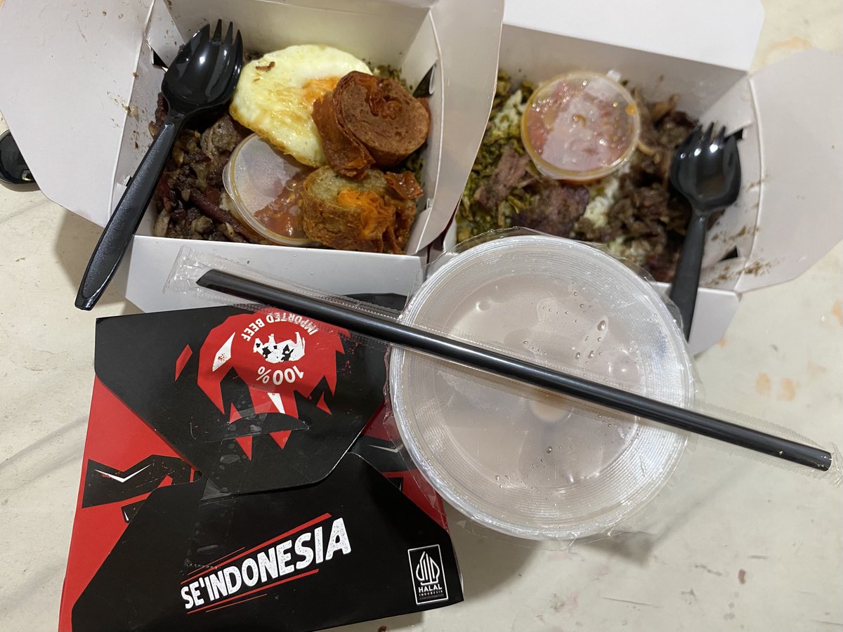 Jakartalk's tweet photo. Gue Simple
Gue Persija
Gue Laper
Gue Order Se’Indonesia

Nasi daun jeruknya nyandu no debat! https://t.co/XMOWgvqXXm