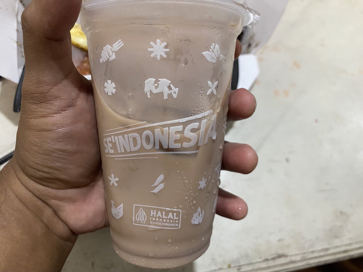 Jakartalk's tweet photo. Gue Simple
Gue Persija
Gue Laper
Gue Order Se’Indonesia

Nasi daun jeruknya nyandu no debat! https://t.co/XMOWgvqXXm