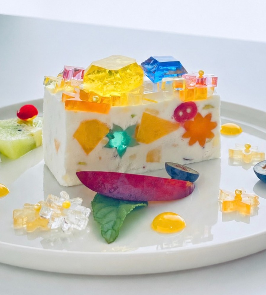 fashionpressnet's tweet photo. “食べる宝石箱”アイスケーキが福岡で、花咲く“カラフル琥珀糖”を閉じ込めたひんやりスイーツ - https://t.co/MCS8WHoyia https://t.co/P4mAFfrGru