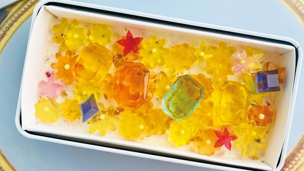 fashionpressnet's tweet photo. “食べる宝石箱”アイスケーキが福岡で、花咲く“カラフル琥珀糖”を閉じ込めたひんやりスイーツ - https://t.co/MCS8WHoyia https://t.co/P4mAFfrGru