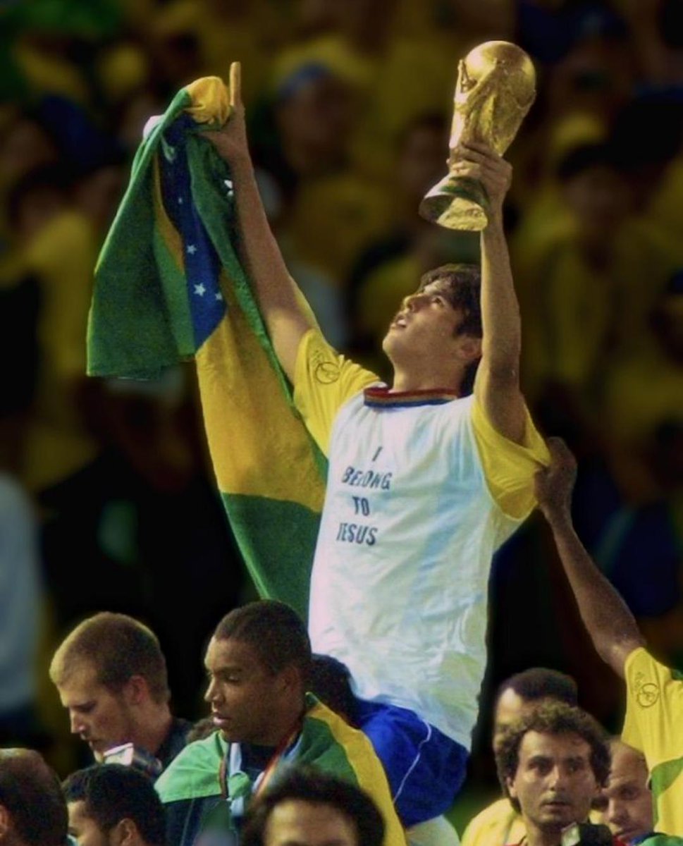 Noitedecopa's tweet photo. “Eu era o melhor jogador do Mundo e passei a ser uma das piores contratações da história do Real Madrid.

Quem que eu sou aqui na história?
Eu sou esse aqui ou eu sou esse aqui?

E aí, mais uma vez, enquanto eu não tive extremamente o conhecimento e o entendimento de que eu não era nem um, nem outro, eu não saía dessa situação.

Até o dia que eu falei:
‘Calma aí, pera aí… eu não sou nem o melhor jogador do Mundo.’

Fui profissionalmente muito bem ali.
Aqui tô tendo problemas e dificuldades agora.

Eu sou conhecido realmente por aquilo que Deus falou que eu sou.
Eu não sou isso aqui.

Isso aqui é profissionalmente.
Isso aqui vai acabar.
Daqui cinco, seis anos, acabou essa parte profissional de campo.

Porque eu tenho o entendimento do reino de que a autoridade sobre a minha vida é constituída por Deus.

Então eu vou fazer aquilo que eu acho que é certo.

E essas foram minhas escolhas e decisões naquele momento.”

— Kaká 🎙️🇧🇷