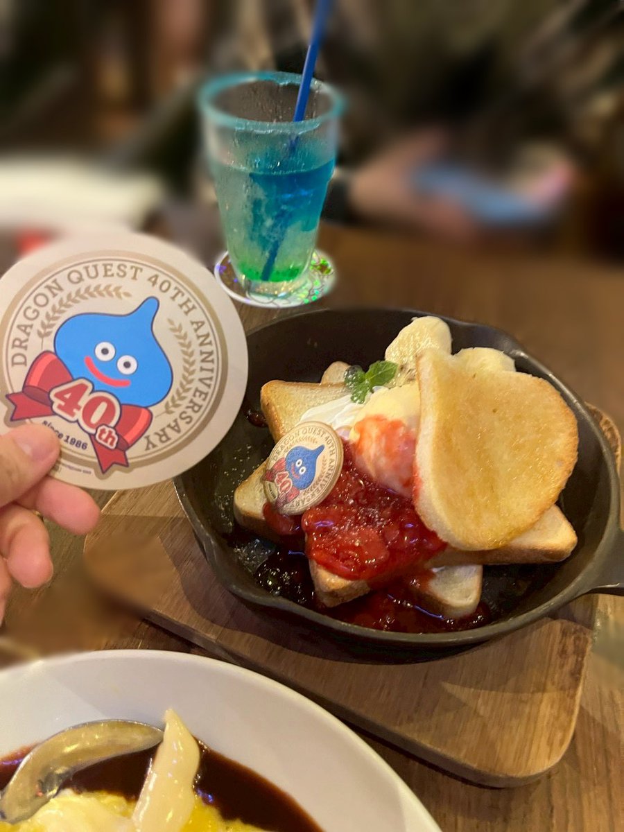 KtrC1564's tweet photo. いやー初めてだったけど最高だった😭
思ってた以上にお店の雰囲気がドラクエの世界感を感じられたよ！
いっぱい食べて、経験値めっちゃ得たぜ😋
期間限定だけどフレンチトースト美味しかった(,,•﹏•,,)
また近頃行こうかな🤤
 #ルイーダの酒場 https://t.co/5UUF0emS10
