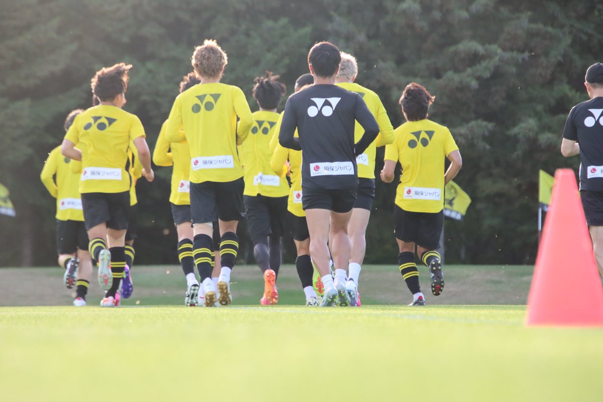 REYSOL_Official's tweet photo. 🟡26/27CAMP DAY1⚫️
初日は移動もあったため、身体をほぐすトレーニングを中心に1時間ほどで終了となりました🏃‍♂️

トレーニングの写真はInstagramもご覧ください📸
https://t.co/OQESZCCKrp

#柏レイソル #レイソル2627網走キャンプ https://t.co/oSm0axwkaL
