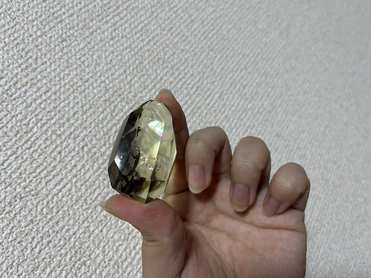 hotaru_trust's tweet photo. 『ゼウスクオーツ』は、売ってたお店のお姉さんが色んな話をしてくれて「気に入ってくれたなら頑張りますよ！」と言って値引きしてくださった。即決でした。ありがとうございます。大切にします。虹が入っててとても可愛い奴です。 https://t.co/I24i4LceqZ