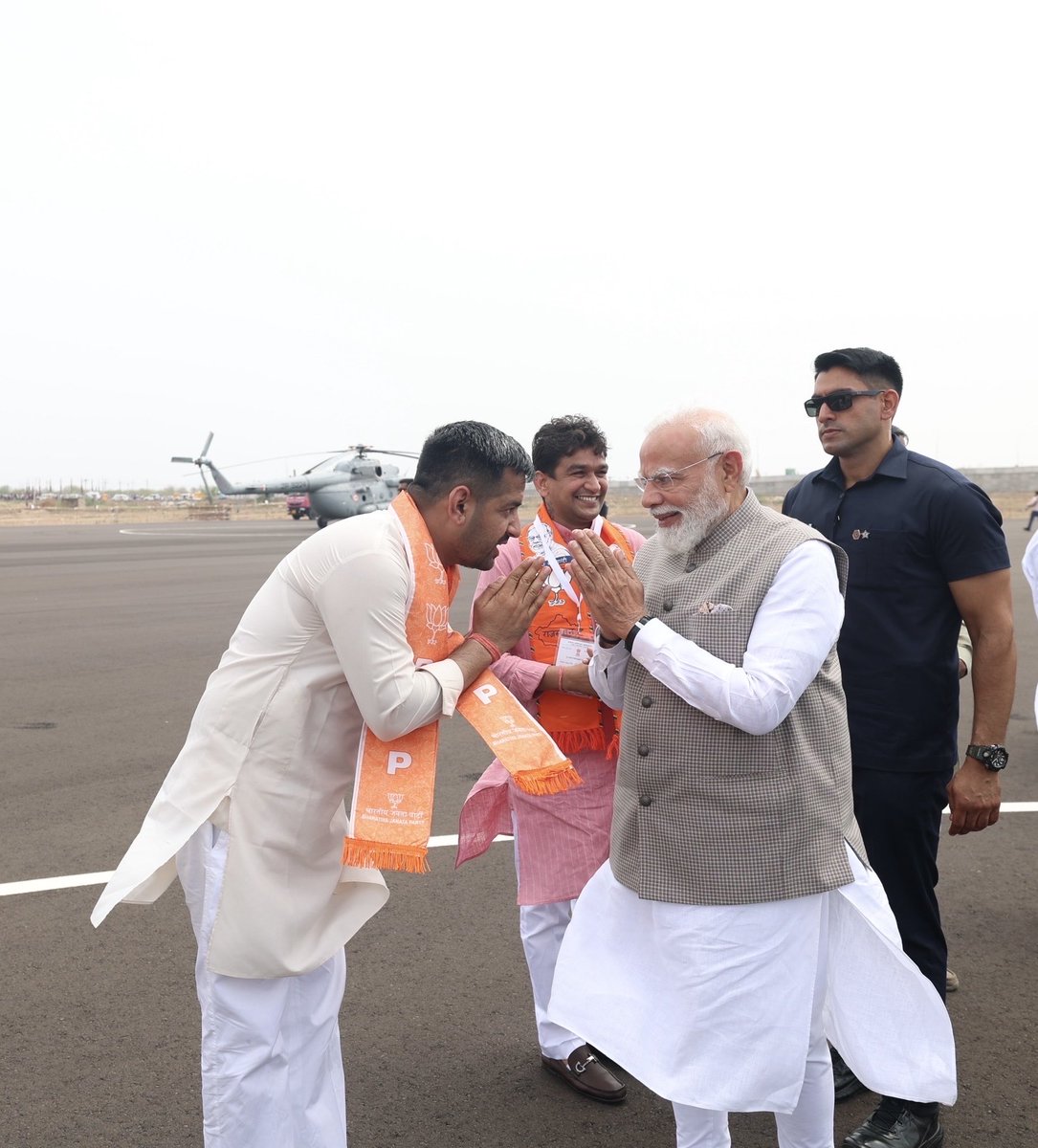 JitendraBURKIYA's tweet photo. विश्व के सर्वाधिक लोकप्रिय एवं करोड़ों देशवासियों के प्रेरणास्रोत माननीय प्रधानमंत्री श्री नरेंद्र मोदी जी का मालाणी की धन्य धरा पर स्वागत एवं अभिनंदन करने का सौभाग्य प्राप्त हुआ।
यह अविस्मरणीय क्षण सदैव स्मृतियों में अंकित रहेगा। 🇮🇳🚩

#NarendraModi #ViksitBharat #Malani #Bharat https://t.co/ZogKzdcSKY