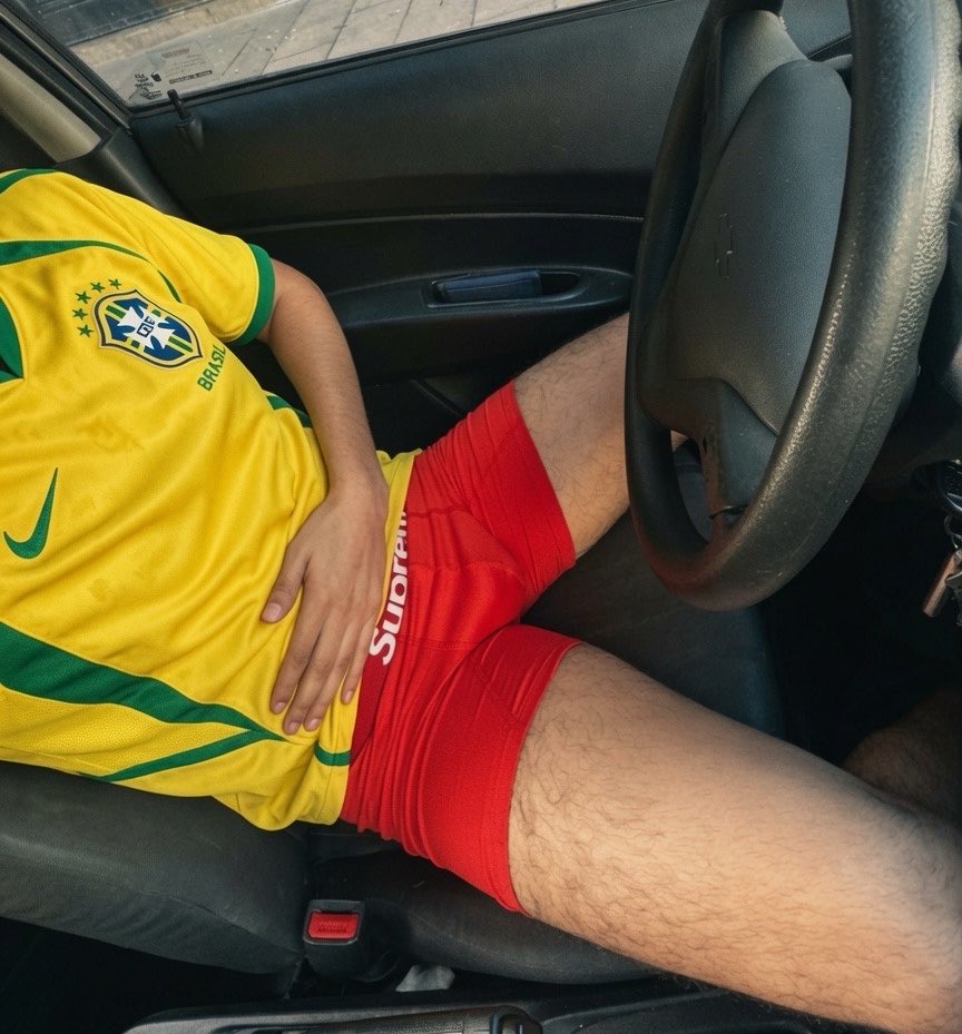 TianCastro_'s tweet photo. No carro com a camisa do 🇧🇷… e o pau bem duro 🔥 HOJE TEM BRASIL🇧🇷
RT se te deixa excitado os brasileiros ⚽💦

RT si te pone cachondo los brasileños🇧🇷 https://t.co/xxLZHp8REZ