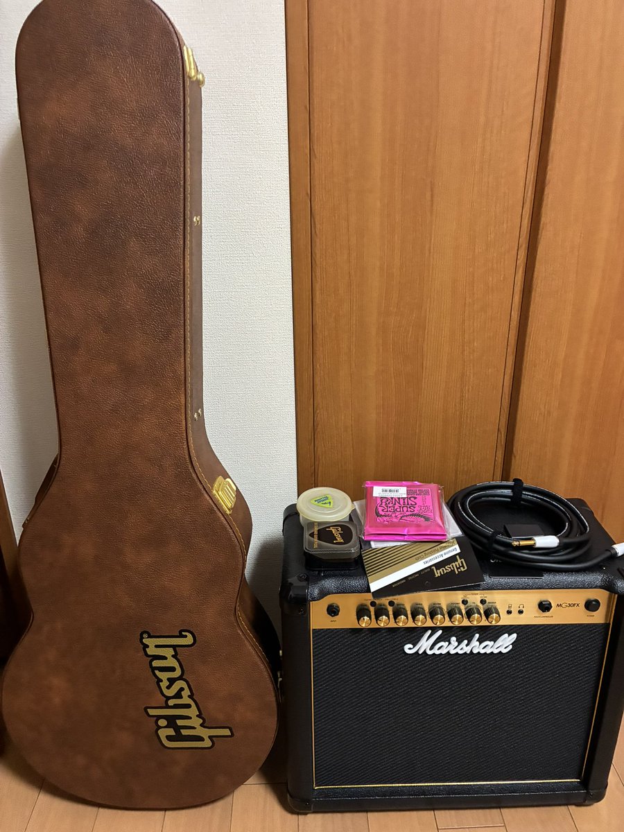 tomoshiho23's tweet photo. 約20年前まで弾いてたギター。結婚と子育ての為、全部売って離れてたけど、50目前で情熱復活！一生物のギターを購入しました💪
音をアンプ通して出したけど自然と顔がニヤけちゃうね。毎日少しの時間でも愛でて腕を磨きたいと思います🎸
#エレキギター
#gibson
#lespaul https://t.co/xWxPhj62FL