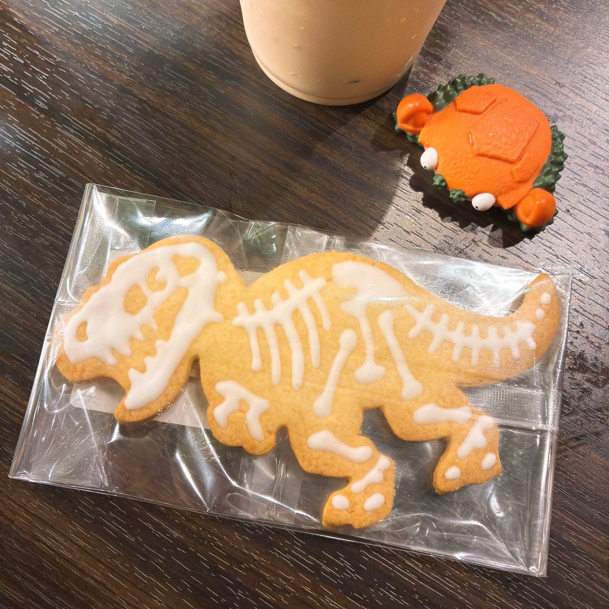 spine_city's tweet photo. 恐竜クッキーと新田珈琲美味しすぎました https://t.co/drTgDKCZC6