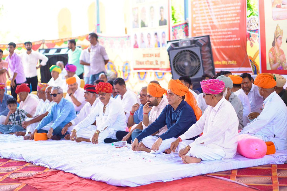 DharmendraS_inc's tweet photo. साथ ही EWS आरक्षण पर उपस्थित जनसमूह के साथ विस्तार से चर्चा हुई एवं सब ने एक स्वर में जयपुर आने का आश्वासन दिया। https://t.co/NZlu7AGHbo