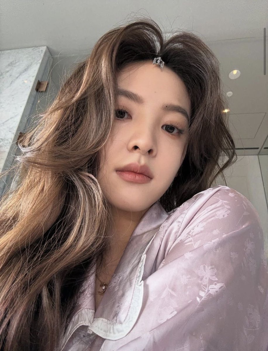 jjesszcaa's tweet photo. whos even look so pretty while taking a pictures like this https://t.co/4WPE625MZC