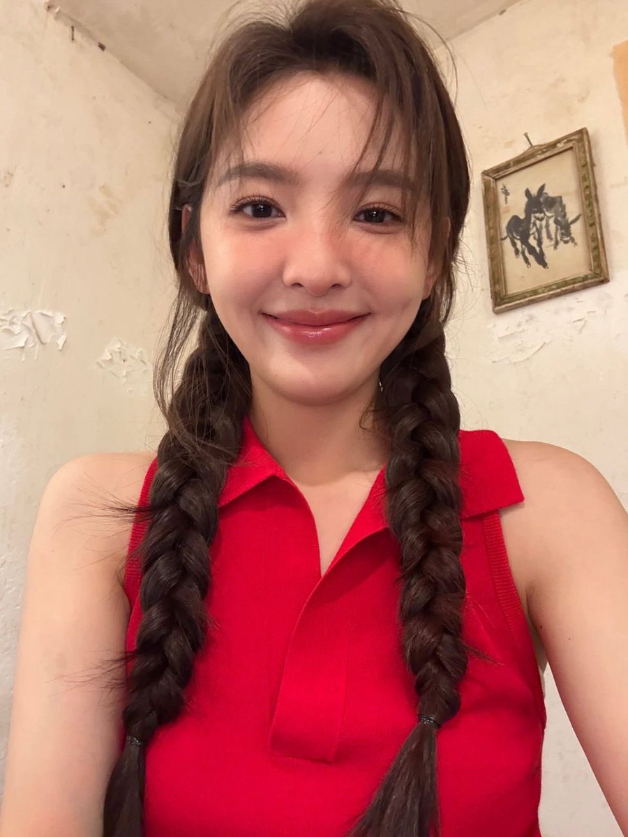 jjesszcaa's tweet photo. whos even look so pretty while taking a pictures like this https://t.co/4WPE625MZC