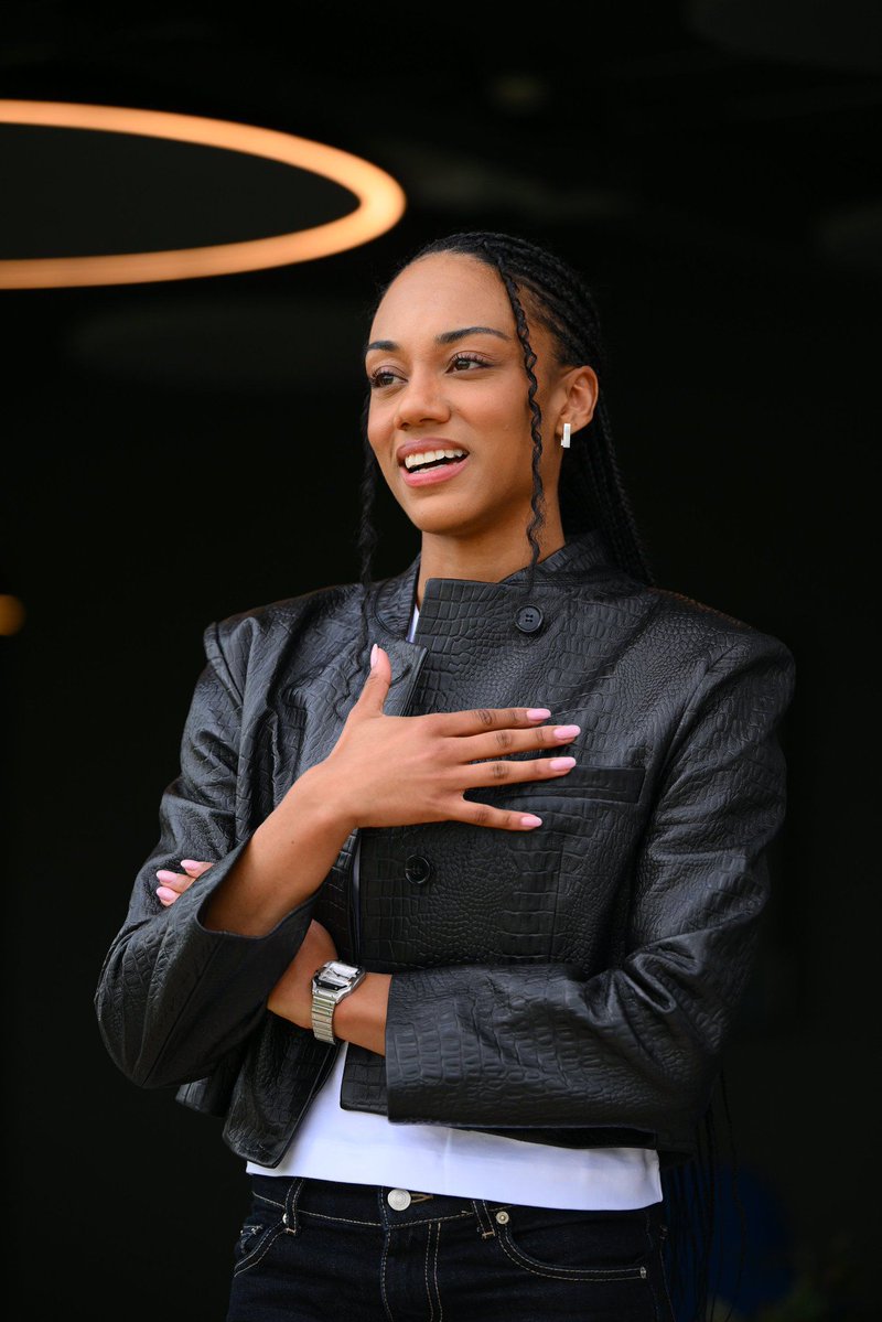 Inter's tweet photo. Complimenti a Larissa Iapichino, che riscrive la storia dell'atletica italiana con il nuovo record nazionale nel salto in lungo 🇮🇹🖤💙 https://t.co/c3e3Ab0WlY